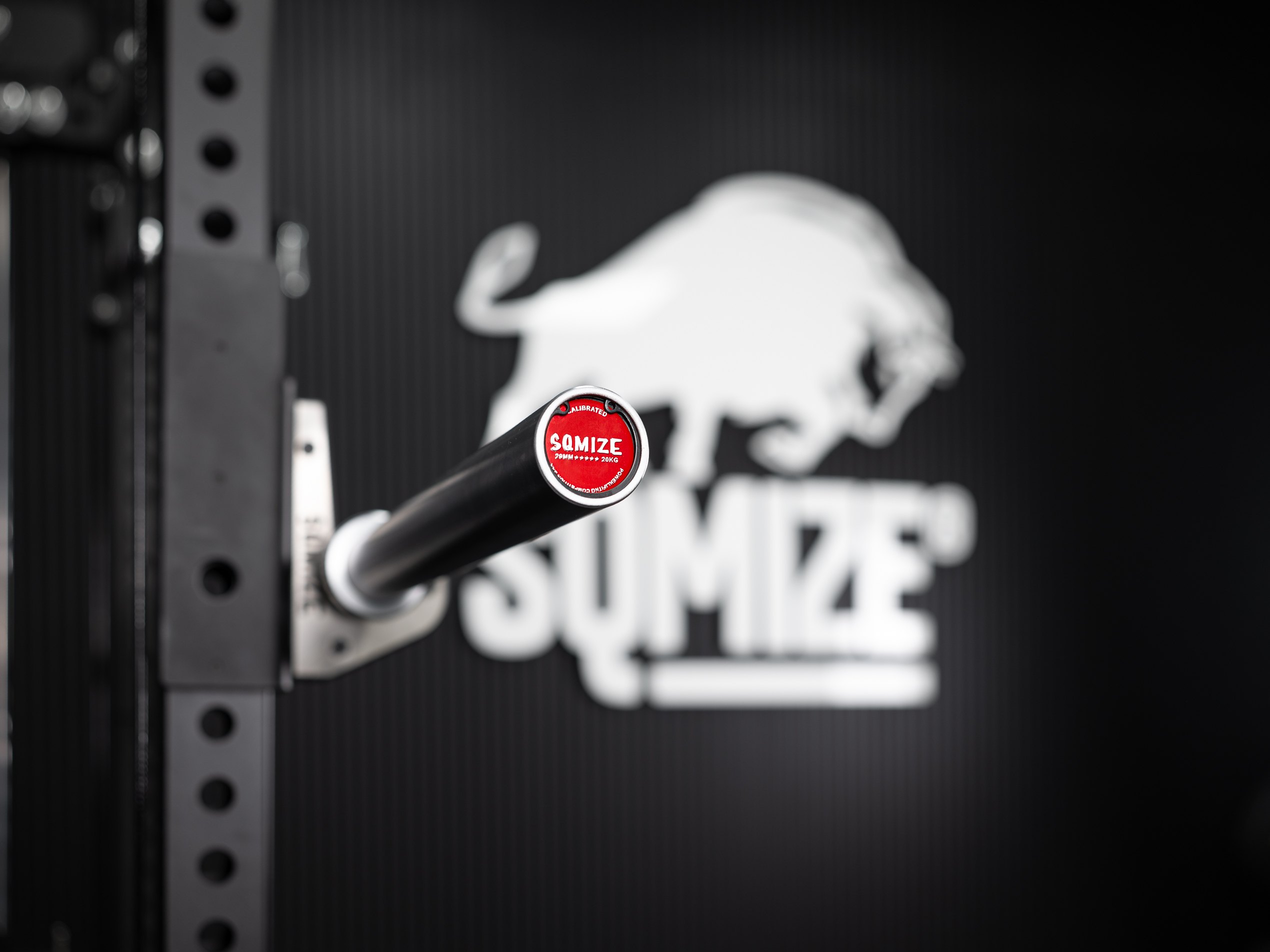 Calibrated Competition Powerlifting Langhantel SQMIZE® PREMIUM BISON OB86PL-IPC Titanium Black
