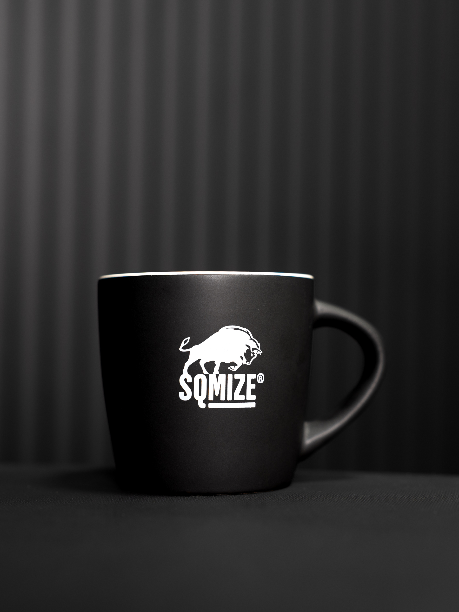 Keramikbecher SQMIZE® schwarz / weiß, 340 ml