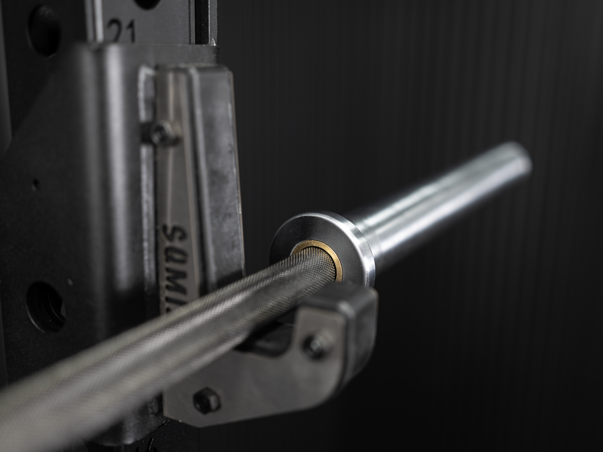 Calibrated Competition Powerlifting Langhantel SQMIZE® PREMIUM BISON OB86PL-IPC Titanium Black