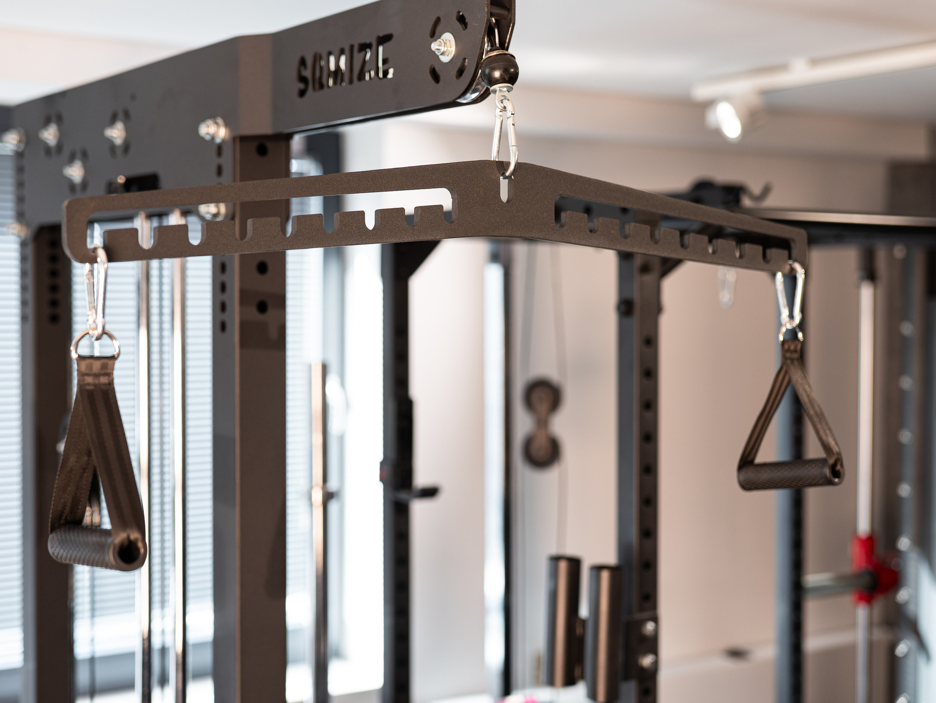Adjustable Multi-Hook Lat Bar SQMIZE® MB550