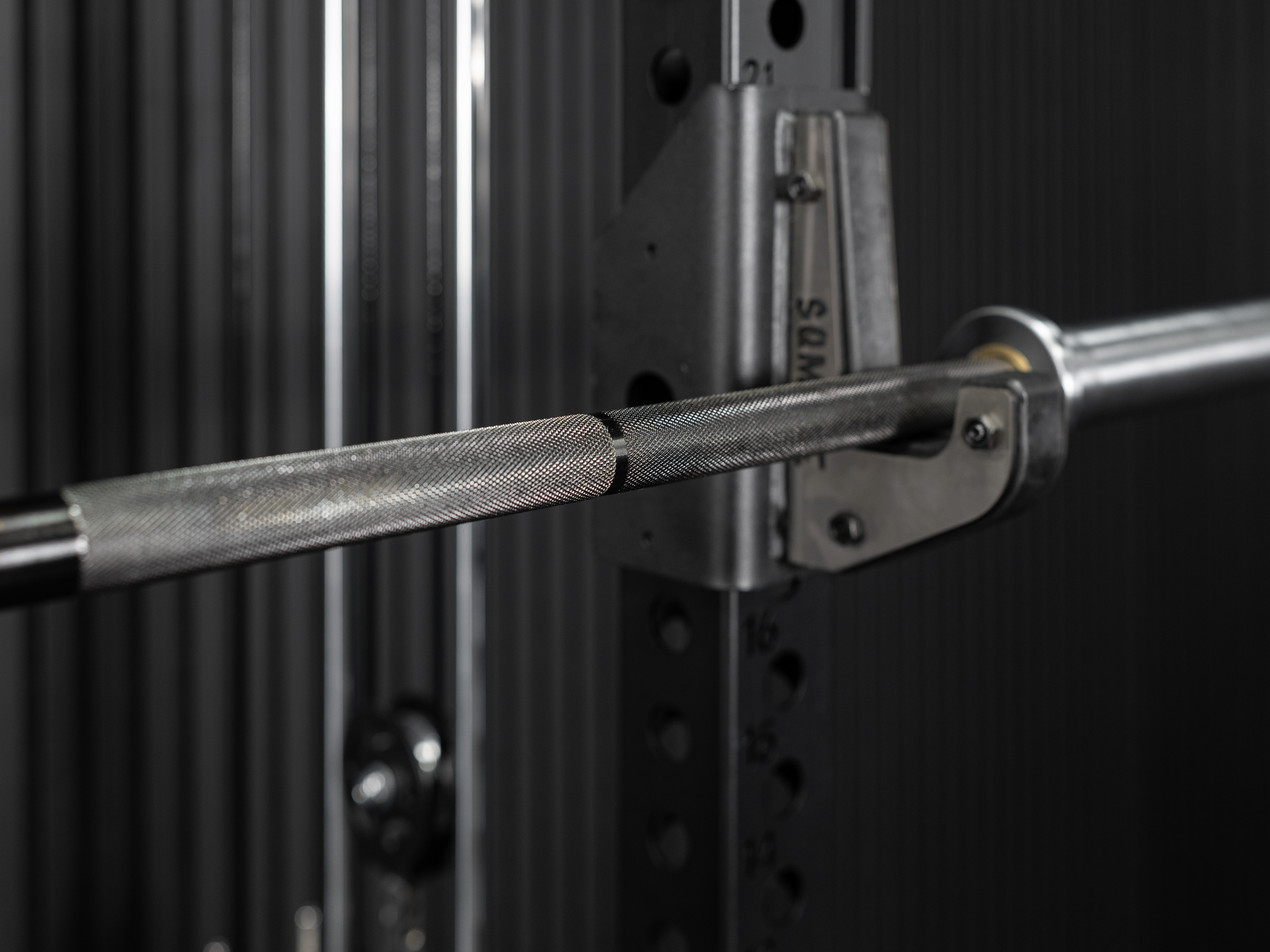 Calibrated Competition Powerlifting Langhantel SQMIZE® PREMIUM BISON OB86PL-IPC Titanium Black