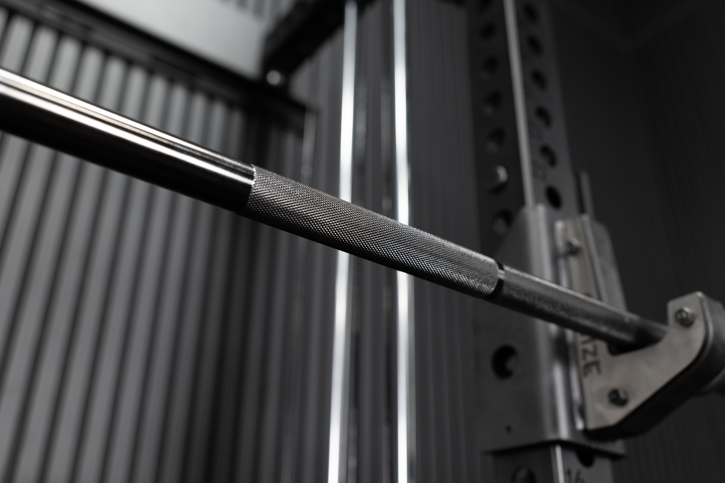 Calibrated Competition Powerlifting Langhantel SQMIZE® PREMIUM BISON OB86PL-IPC Titanium Black