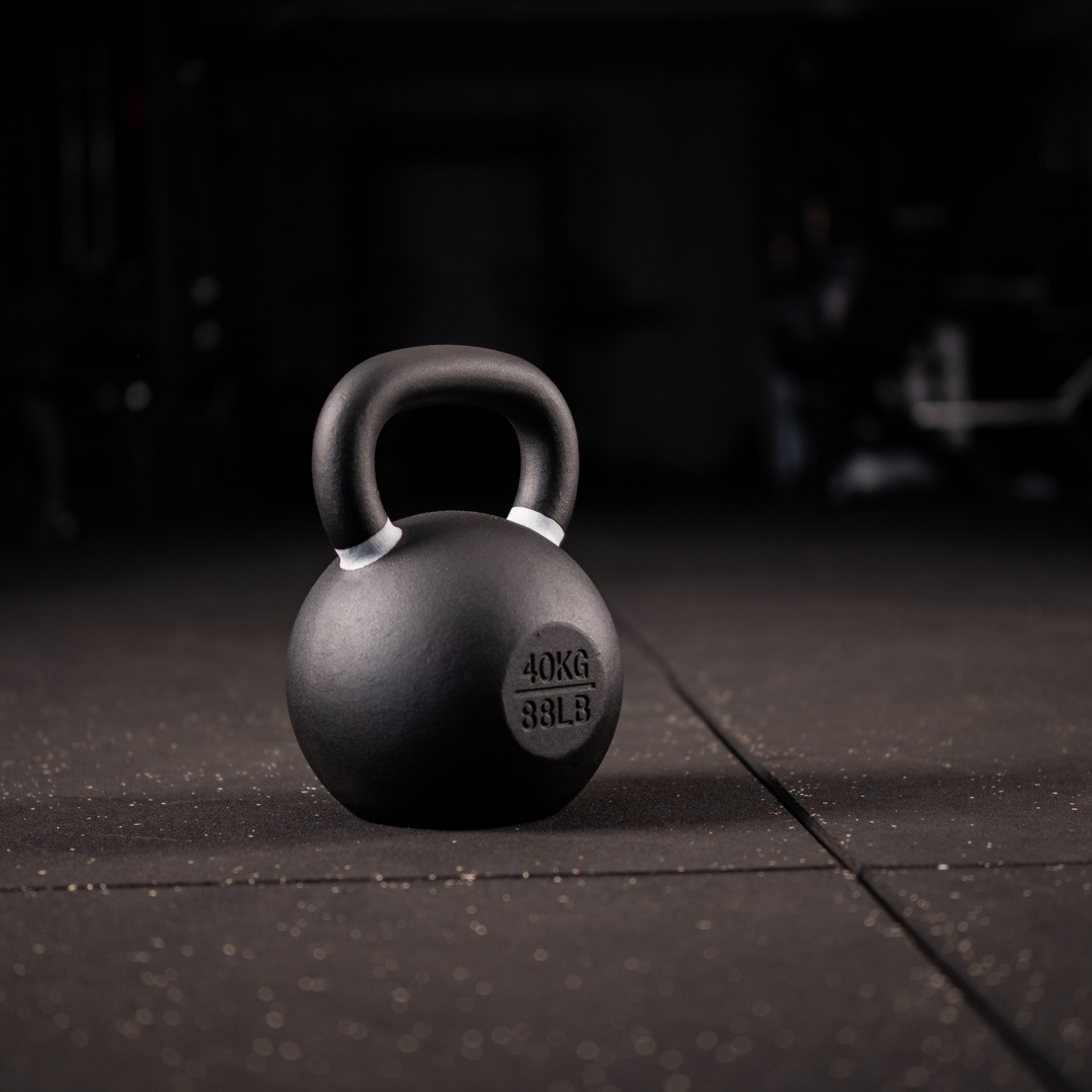 Black Kettlebell SQMIZE® BFK40 farbcodiert, 40 kg, weiß