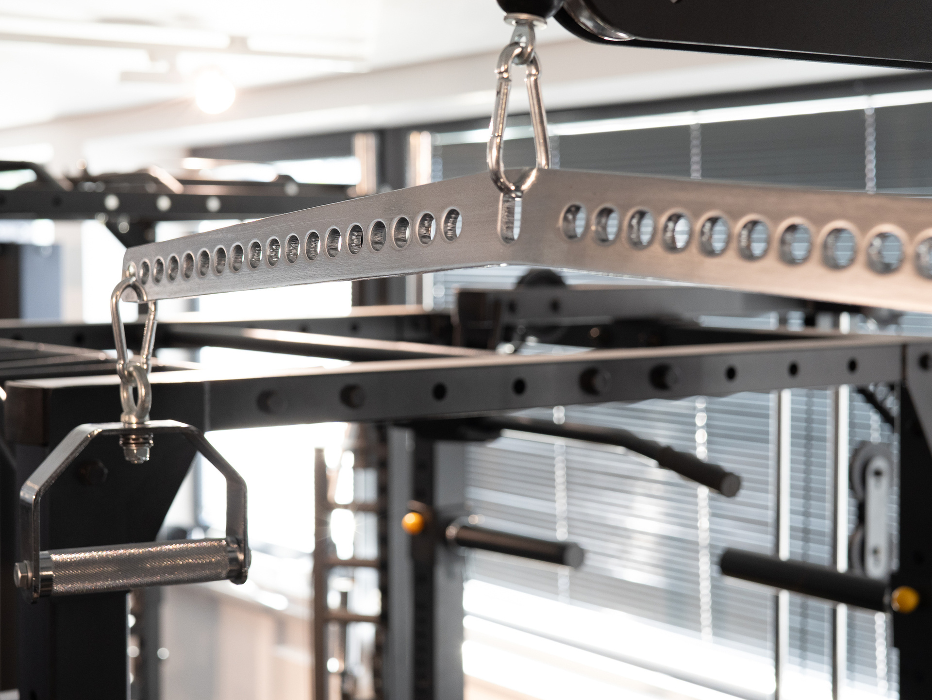 Adjustable Monster Multi-Hook Lat Bar SQMIZE® MB660
