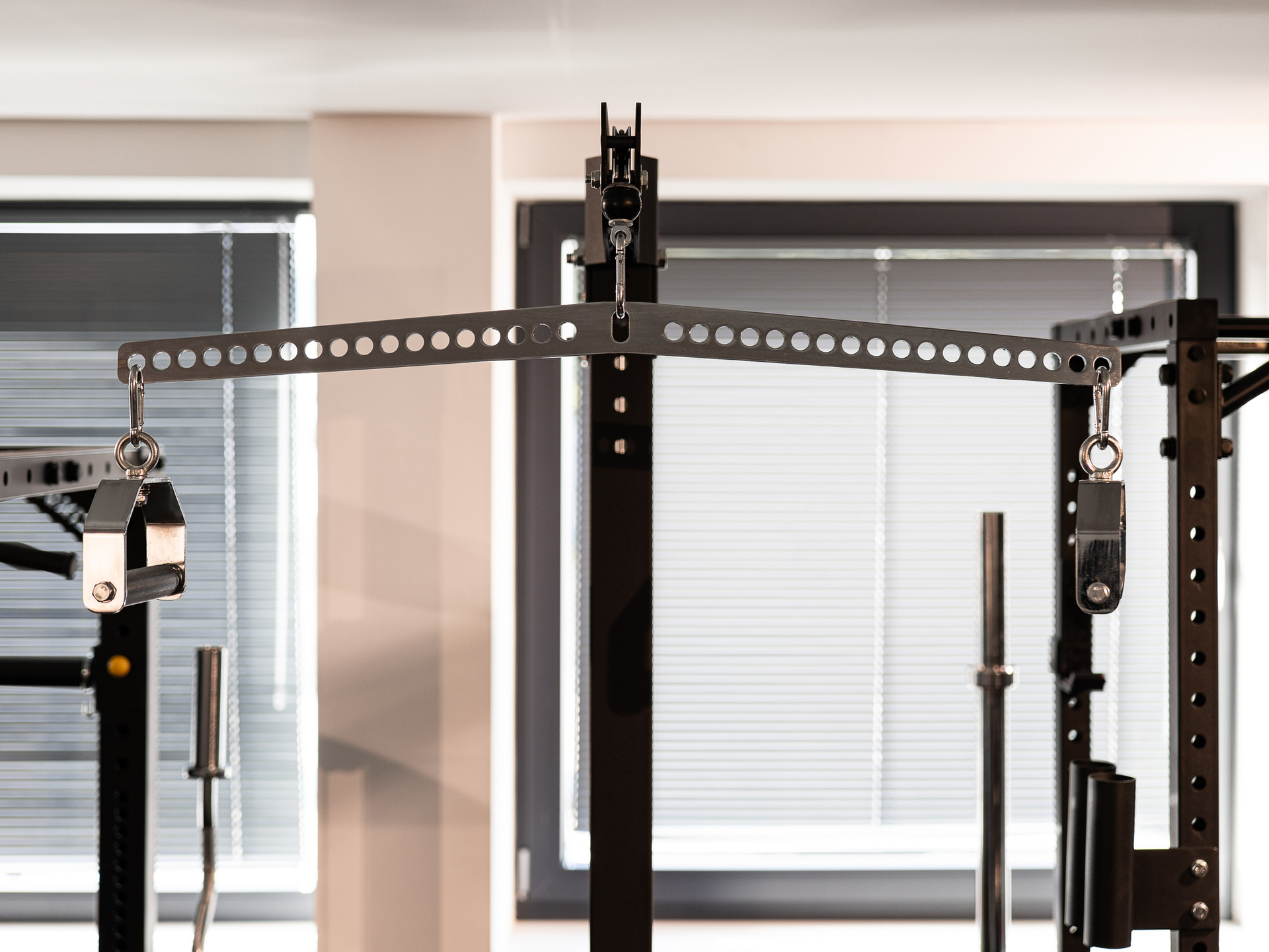 Adjustable Monster Multi-Hook Lat Bar SQMIZE® MB660