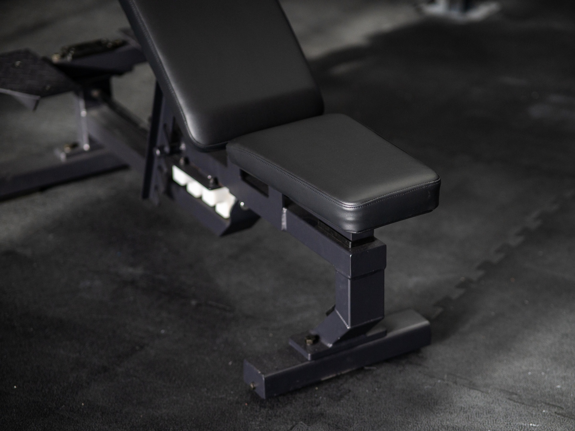 Hantelbank SQMIZE® ELITE CLUB SQ-R660 mit Spotterstands
